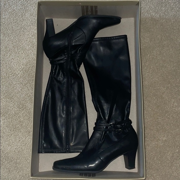 High heeled naturalized leather boots